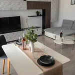 Urban Loft With Private Parking - Premiere Hospital Apartment *