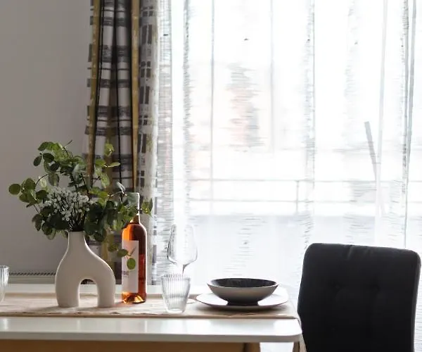 Urban Loft With Private Parking - Premiere Hospital Apartment