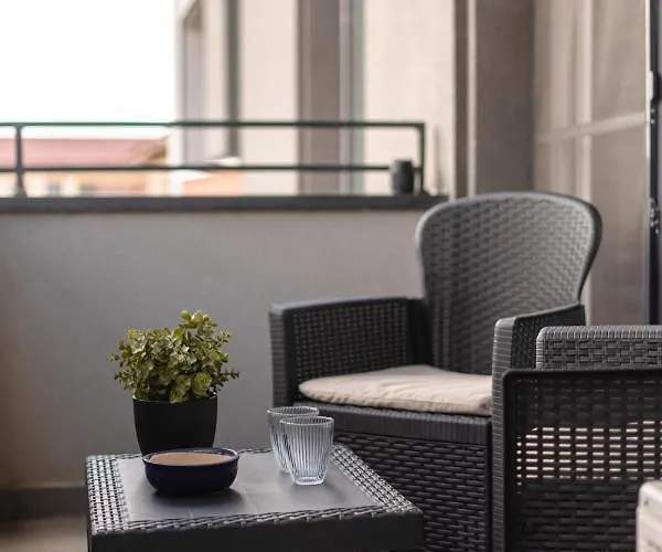 Urban Loft With Private Parking - Premiere Hospital Apartment *